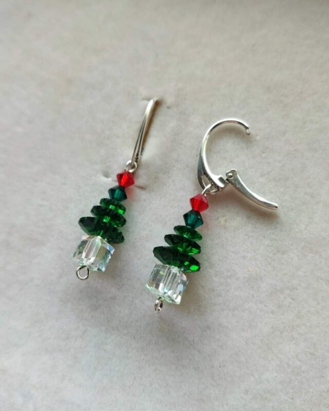 FB_IMG_1701080230452 Cercei "Brăduț micuț" cu tortiță închisă din Argint 925 și mărgeluțe Swarovski